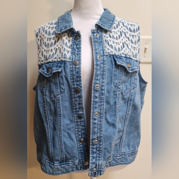 XL Denim Vest With White Crocheted Lace - Picture 4 of 9